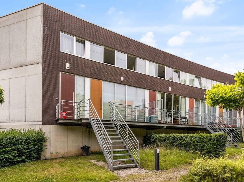 Er staat een bezoekmoment gepland op dinsdag 25/08. Plan uw bezoek in via onze website: www.woonkantoor.be . <br />
<br />
Duplex appartement te huur