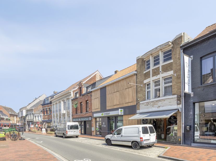 Dit veelzijdige pand is gelegen in een commerciële winkelstraat en beschikt over een ruime handelsoppervlakte van ca. 240 m². Dankzij de praktische in