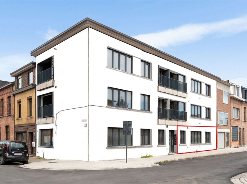 Gerenoveerd appartement (63m²) voorzien van twee slaapkamers op toplocatie te Edegem!<br />
Indeling: Berging, leefruimte, open keuken, masterbedroom,