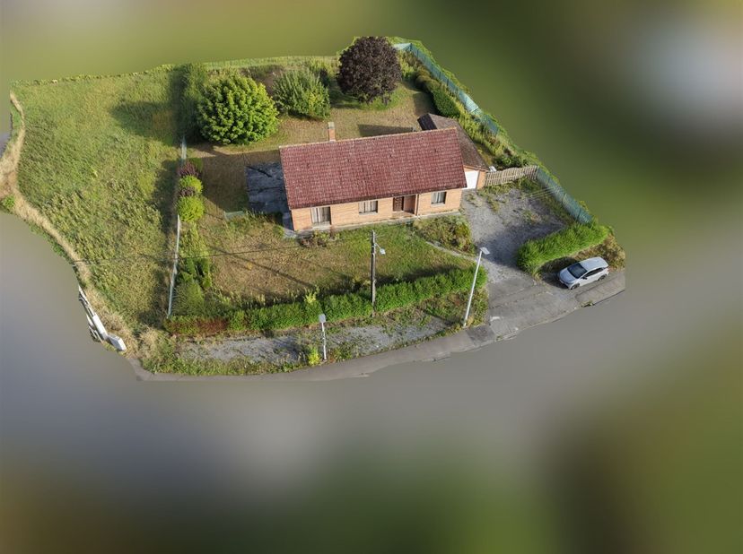 Gedeeltelijk gelijkvloerse villa op een perceel van 20 are en 93 centiare, vlakbij het centrum – Veel potentieel!<br />
<br />
Deze ruime, gedeeltel