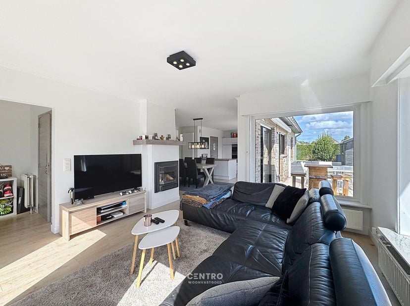 Instapklaar wonen op TOPlocatie te Blankenberge! Een villa met o.a. 2 slaapkamers op het gelijkvloers, tuin met ZUIDgericht terras en parkeergelegenhe