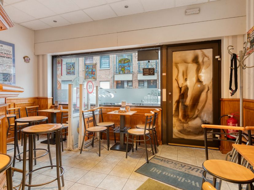 Aan de Franse grens, in het hart van Menen, bevindt zich het legendarische Café 'Bucksom' – een bruisende, volkse 'bruine kroeg' met maar liefst 125 j