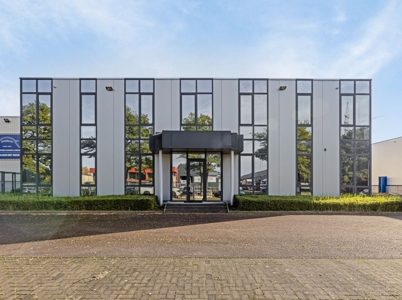 REEDS TWEE KANTOORRUIMTES VERHUURD<br />
<br />
Deze moderne en functionele kantoorruimtes zijn gelegen op het industrieterrein van Dilsen-Stokkem. De