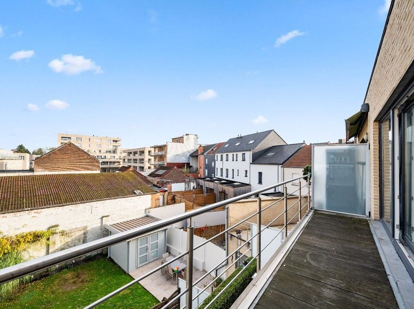 Dit prachtig en hoogwaardig afgewerkt, recent appartement met 2 slaapkamers is gelegen nabij het centrum van Tienen. Het appartement bevindt zich op d