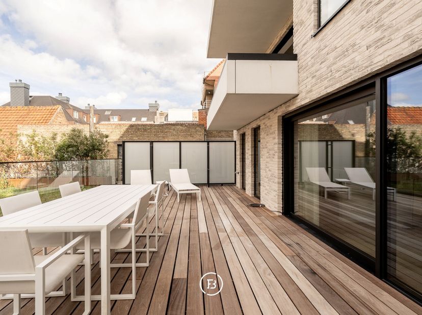 Au cur de Koksijde-Bad, à quelques pas de la mer et situé dans la rue commerçante Zeelaan, se trouve le projet immobilier neuf de qualité Résidence Ca