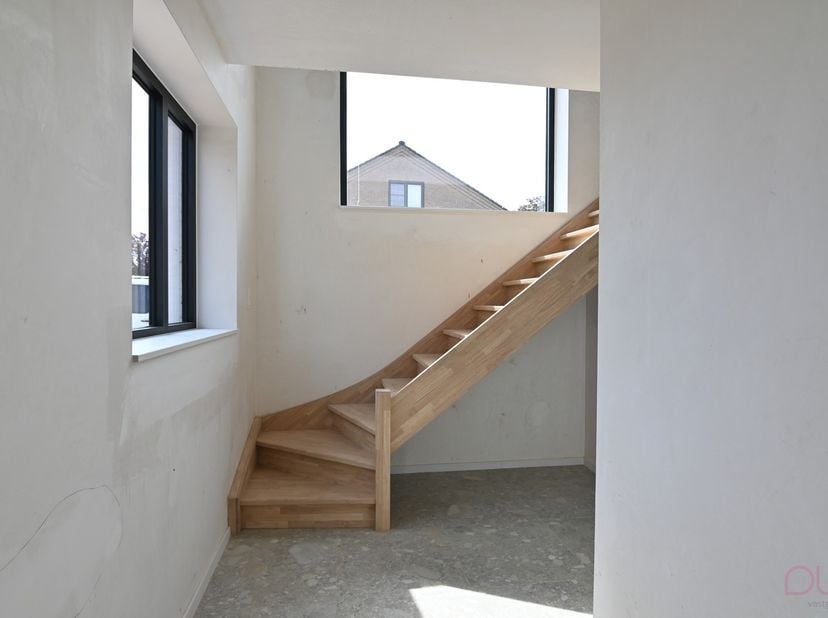 Achter de charmante vakwerkwoning aan Veerstraat 60B schuilt deze knappe, energiezuinige nieuwbouwwoning die hedendaags wooncomfort moeiteloos combine