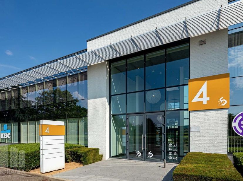 Espace de bureaux de 229 m² à louer idéalement situé le long de la très animée Leuvensesteenweg à Zaventem et à proximité des autoroutes R0 (2 km) et