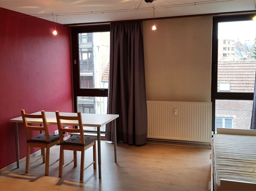 Deze ruime studio op de tweede verdieping, gelegen aan de Monseigneur Van Waeyenberghlaan 8, biedt een ideale woonomgeving.<br />
Uitstekende ligging<