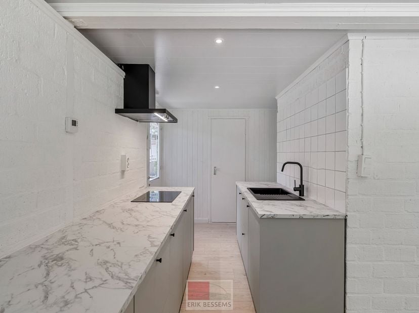 Recent gemoderniseerde bungalow, gelegen op het vakantiepark Sunclass Sonnevijver. Deze instapklare vakantiewoning beschikt over een stijlvolle, nieuw