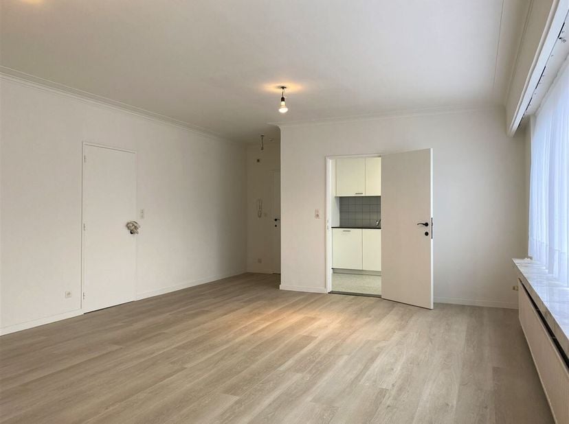 Appartement rénové comprenant 2 chambres, une terrasse et un garage, idéalement situé à Malines<br />
Situation :<br />
Cet appartement est idéalement