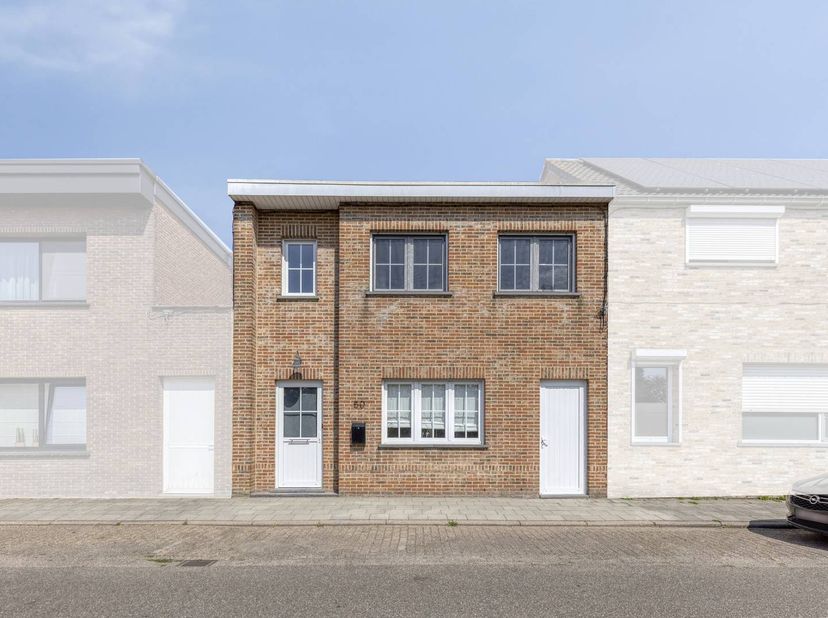 De ruime woonkamer (ca. 40m²) is voorzien van laminaat.<br />
De ruime keuken (ca. 20m²) is voorzien van een gasfornuis, afzuiging, oven, spoelbak, ij