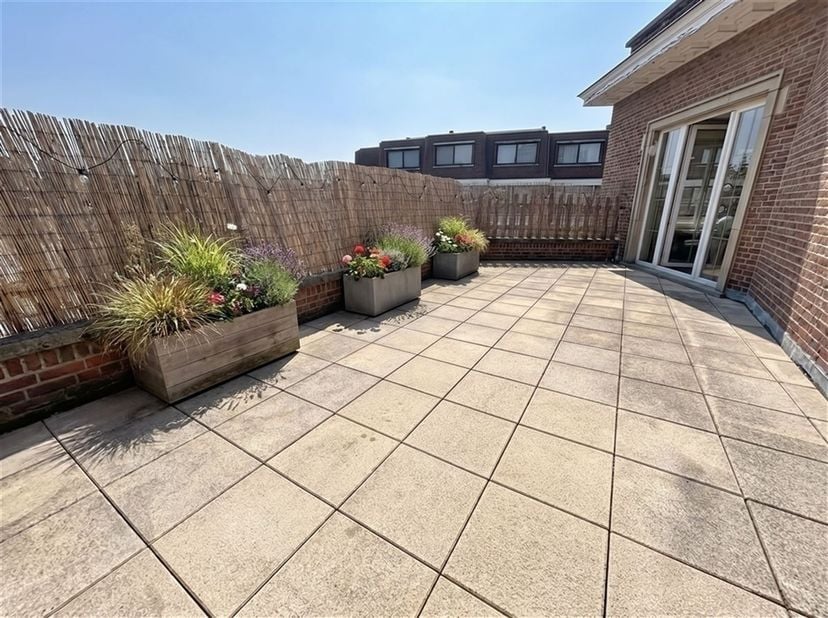 Schaarbeek – Elegant appartement van ca. 207 m² met terras, dubbele garage en kelder<br />
<br />
Gelegen in de Heliotropenstraat, in een kleine mede-