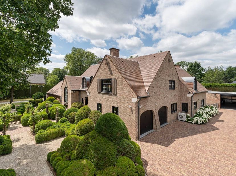 In de prestigieuze villawijk Sterrebos wacht deze uitzonderlijke designvilla, een architecturaal meesterwerk van Bart Moors en Bart Lens. Met een bewo