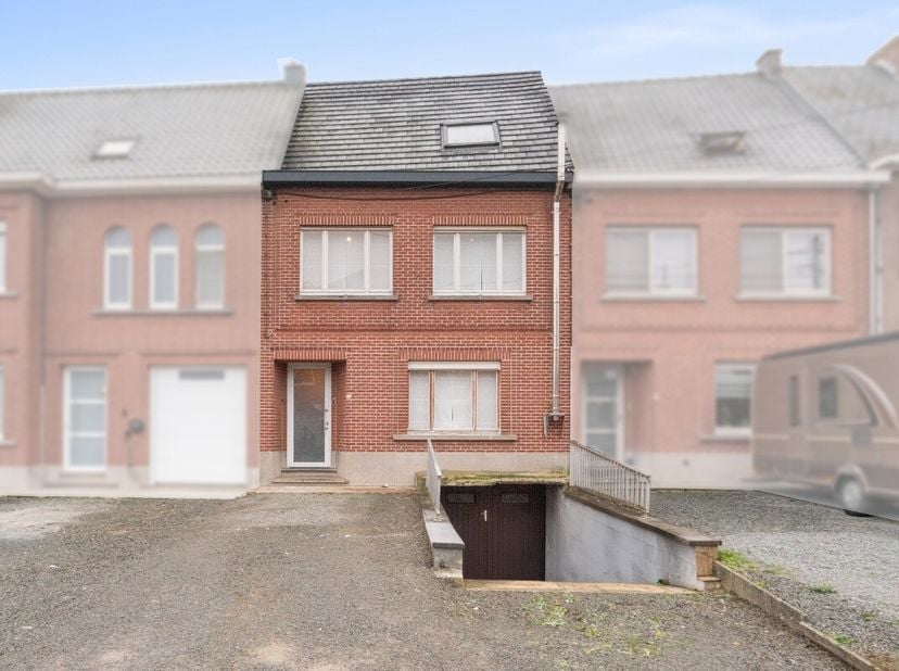 ent u op zoek naar een deels gerenoveerde woning die nog verder afgewerkt dient te worden maar wel reeds instapklaar is? Dan heeft u uw droomwoning nu