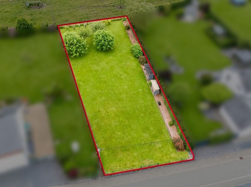 ERA B-LUX biedt u dit perceel aan, ideaal gelegen in Wicourt, gemeente Bastogne.Met een oppervlakte van 10,65 are biedt dit terrein de perfecte basis