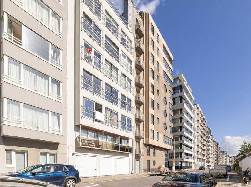 Knokke-Heist: Charmant en instapklaar 1-slaapkamerappartement te koop met open zicht op het groen en de iconische vuurtoren van Heist. Op zoek naar ee
