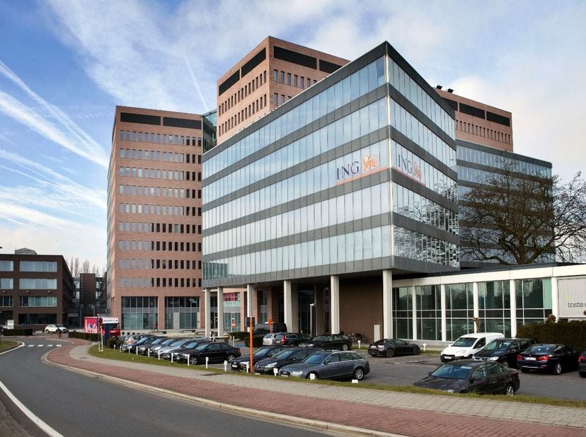 Ces bureaux modernes à louer sont situés dans le Zuiderpoort Office Park, un complexe de bureaux bien visible et facilement accessible à Gand. L'ensem