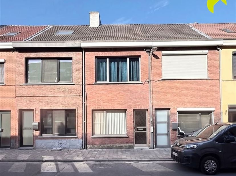 Vous êtes à la recherche d'un logement que vous pourrez rénover entièrement à votre goût ? Cette maison mitoyenne constitue une belle base pour ceux q