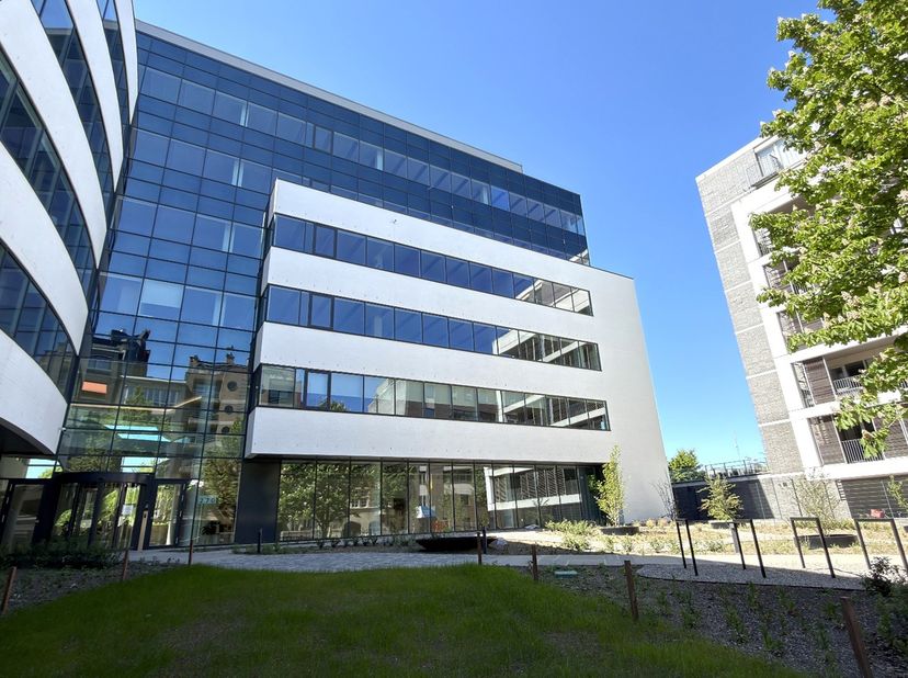 648m² duurzaam gerenoveerde kantoorruimte op de 3e verdieping <br />
Ligging: in de gezellige Harmoniewijk vlakbij het Koning Albertpark, vlakbij stad
