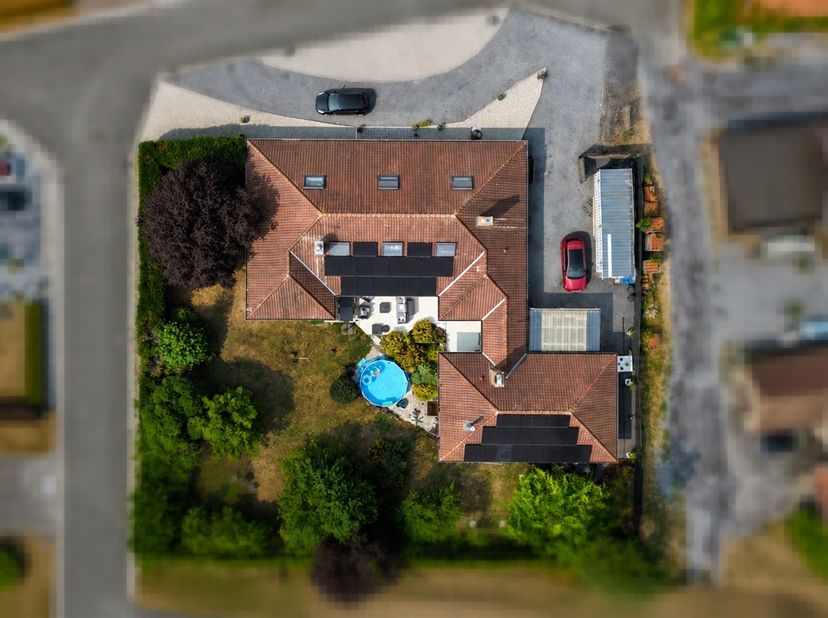 Nichée sur un terrain de 1.438 m², cette propriété entièrement repensée en 2022 développe près de 260 m² habitables et offre un équilibre rare entre v