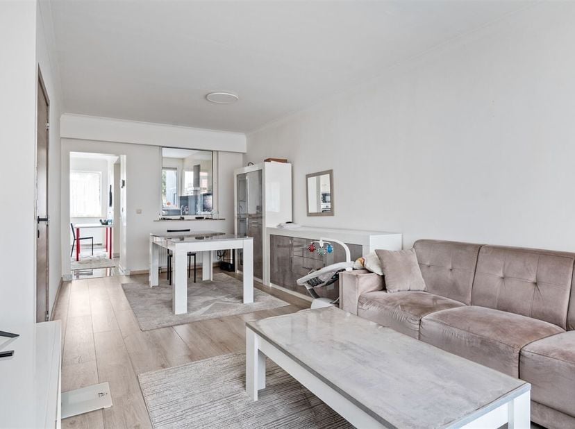 Ligging: Deze recent gerenoveerde woning is gelegen in de Zonnedauwstraat 12, een rustige en aangename woonstraat in Wilrijk. De ligging combineert ru