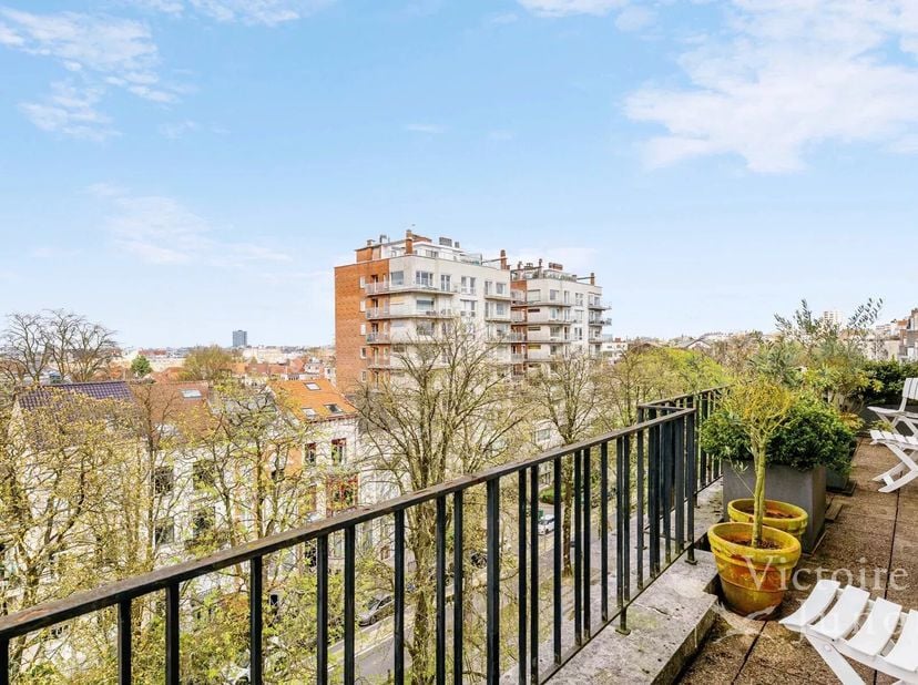 Uitstekende ligging voor dit prachtige 3-slaapkamerappartement met terrassen, gelegen op de 7e verdieping van een prestigieus gebouw, dicht bij het op