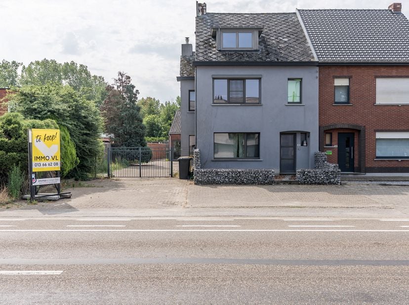Instapklare ruime gezinswoning op een groot perceel.<br />
We betreden deze ruime gezinswoning via de inkomhal met gastentoilet en gaan vervolgens doo