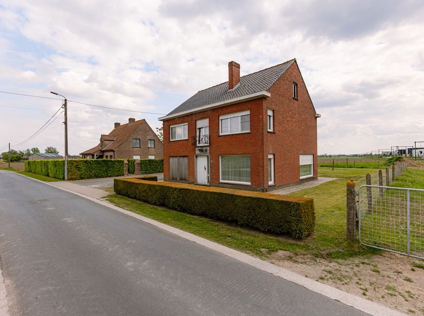 Frans<br />
Charmante maison spacieuse avec terrain à bâtir et prairie – Leenstraat 7 TORHOUT – superficie totale de 3.680 m²<br />
La propriété est s
