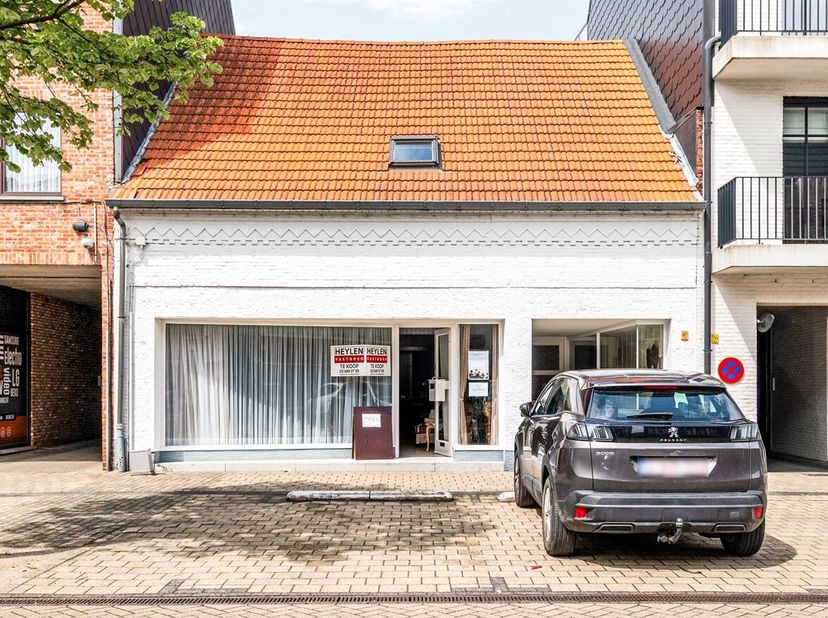 In de winkelstraat van Beerse, bieden wij u een handelspand aan met tuin en een aparte toegang naar de verdieping.<br />
De grondopp. bedraagt ca 480