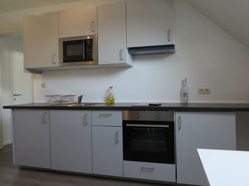 Quartier Châtelain, studio op de eerste verdieping van een Brussels huis. Het omvat een hal, een "leefruimte" met een "slaapgedeelte", een keukenhoek