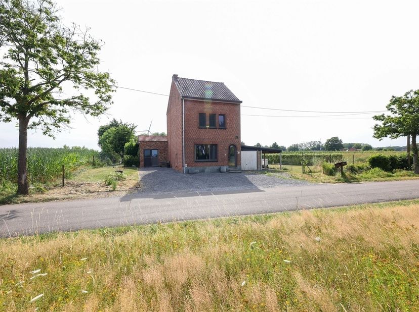 Vrijstaande woning met 3 mogelijk 4 slaapkamers op een idyllische landelijke locatie met prachtige vergezichten<br />
<br />
Omgeving:<br />
+ Gele