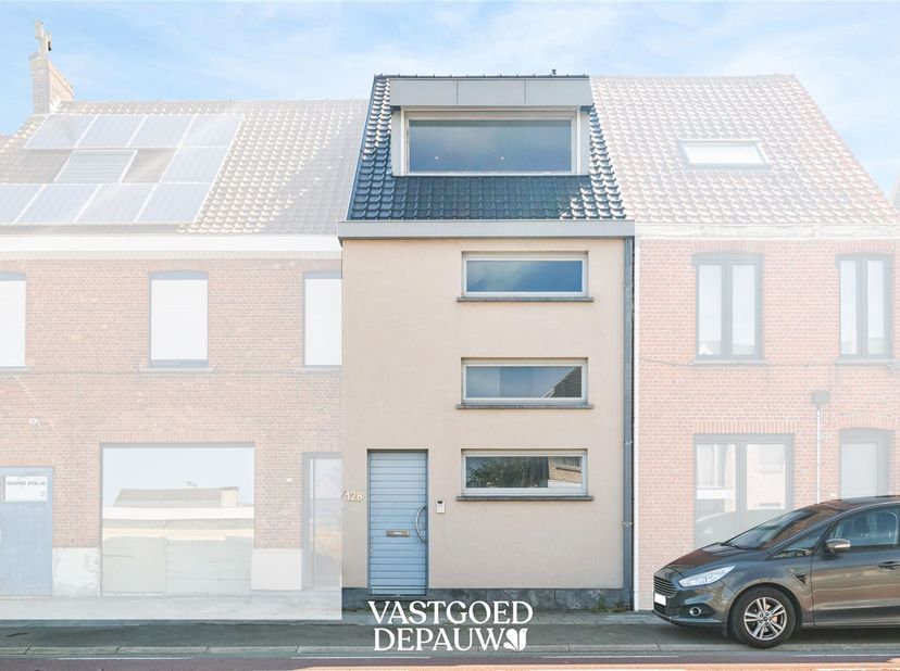 Op een uitstekende locatie, op wandelafstand van het centrum van Oostkamp, bevindt zich deze volledig instapklare gezinswoning. Winkels, scholen en op