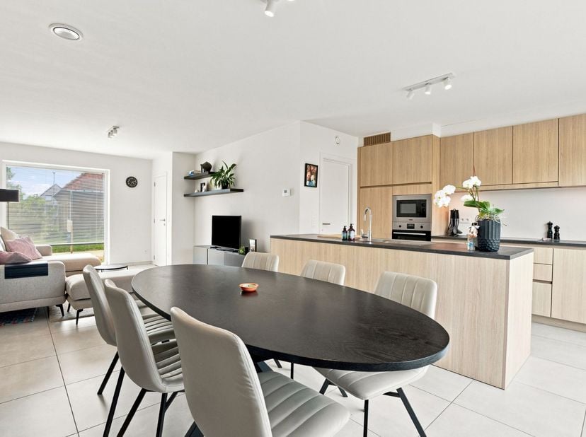 Recente woning (2023), met 3 slks, carport, tuin in een mooie autoluwe buurt te Heule.<br />
Deze woning, die bijzonder goed verzorgd is, staat te koo