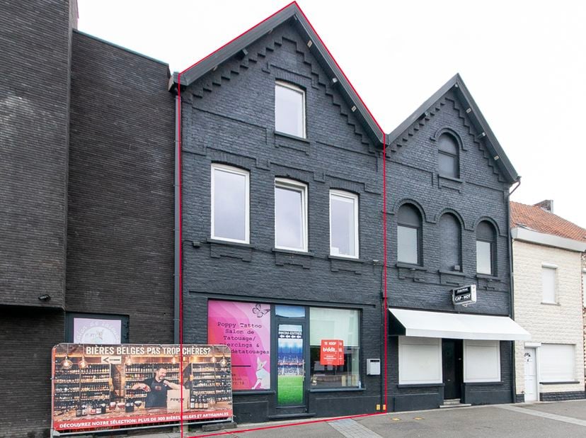 IMMEUBLE COMMERCIAL À RÉNOVER - <br />
<br />
Immeuble commercial avec espace intérieur à rénover. <br />
Surface de 197 m², revenu cadastral de 585 e