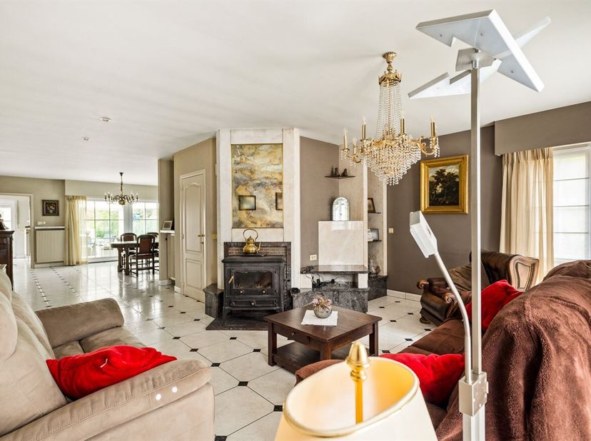 Laagbouwwoning op 13a 86ca<br />
Deze woning dateert van 1992 en bevindt zich in een goede staat van onderhoud.<br />
Ligging: Rustig en groen doch ce