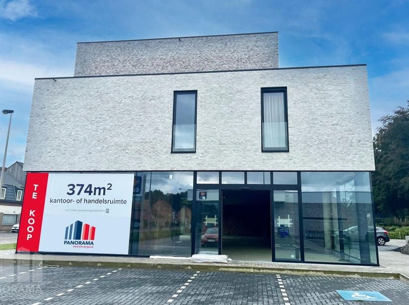Fenomenaal gelegen nieuwbouw handelspand met een oppervlakte van 374 m² te huur langs de bedrijvige Olmensesteenweg.&amp;nbsp;Door de centrale ligging van