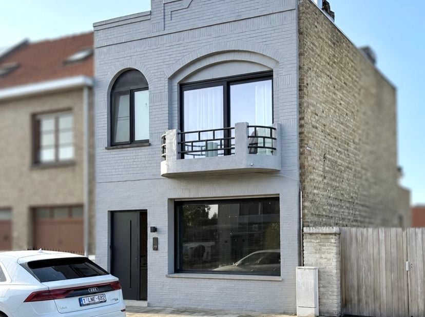 Charmante halfopen woning te De Panne<br />
<br />
Op zoek naar een ruime woning op een ideale ligging in De Panne? Deze halfopen bebouwing in de Veur