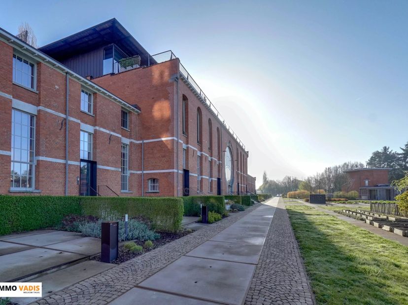 Dit penthouse met een ondergrondse parking en kelderberging bevindt zich in een karaktervol gebouw dat vroeger dienst deed als chocoladefabriek en met