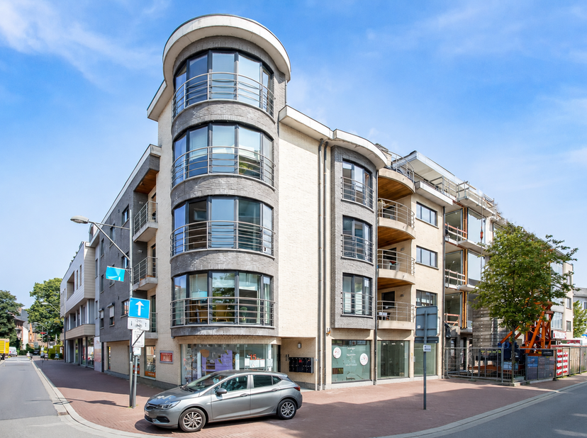 Goed gelegen handelspand in het centrum van Mol met een oppervlakte van 356 m².<br />
Indeling: winkelruimte (ca. 340 m²), keuken met kitchenette, toi