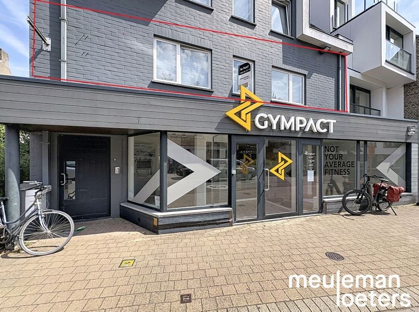 Dit prachtige appartement ligt midden in het centrum van Oostkamp, waardoor u geniet van alle voorzieningen binnen handbereik. Het beschikt over een z