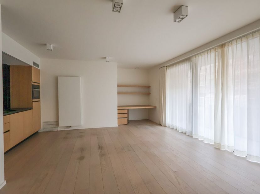 Cette résidence contemporaine se trouve au cur d'Oostduinkerke, dans la résidence Cust'O au premier étage et a été aménagée comme suit : un salon spac