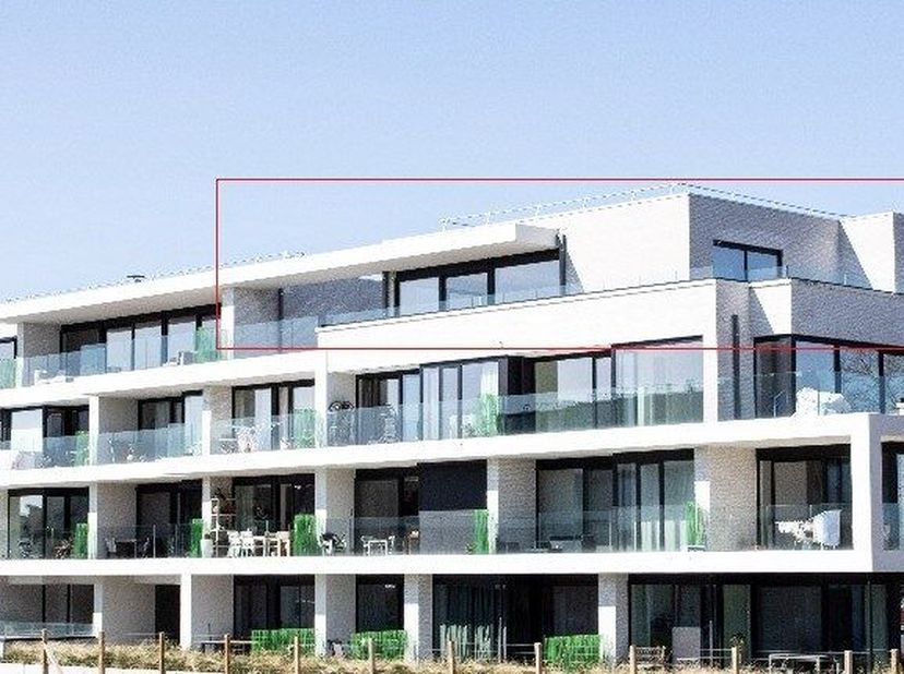 Dit prachtige penthouse in het hart van Ieper biedt een luxueuze en comfortabele leefruimte met een adembenemend uitzicht op de historische stad. Gele