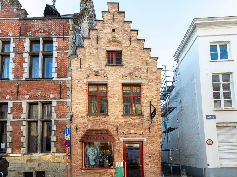 * Opniew te koop wegens niet vervullen opschortende voorwaarden * <br />
Een typisch Brugs trapgevelpand met elementen die terug gaan tot de 17e eeuw.