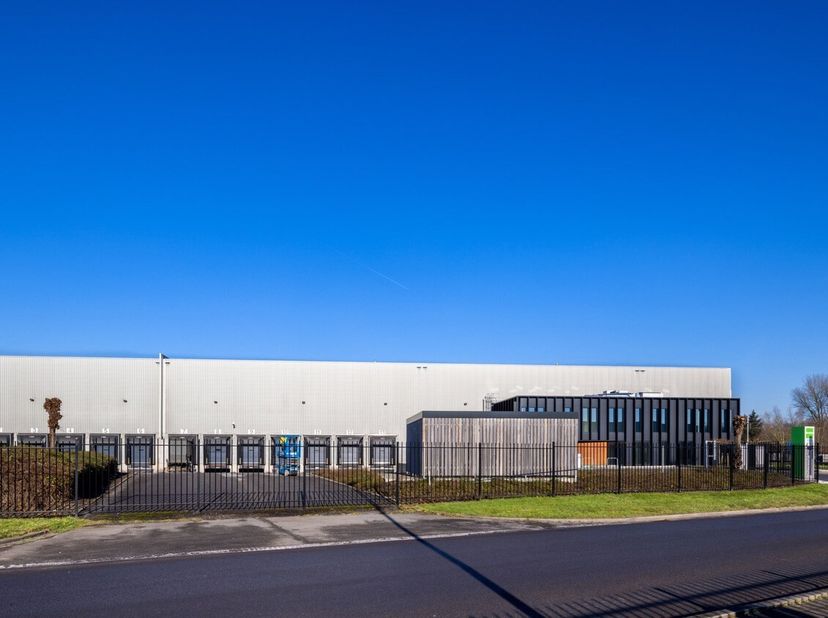 Op zoek naar een logistieke hub vlakbij de A12, E19 en op 1 kilometer van de containerterminal?<br />
Dit magazijn is beschikbaar vanaf 5.858 m² tot 1