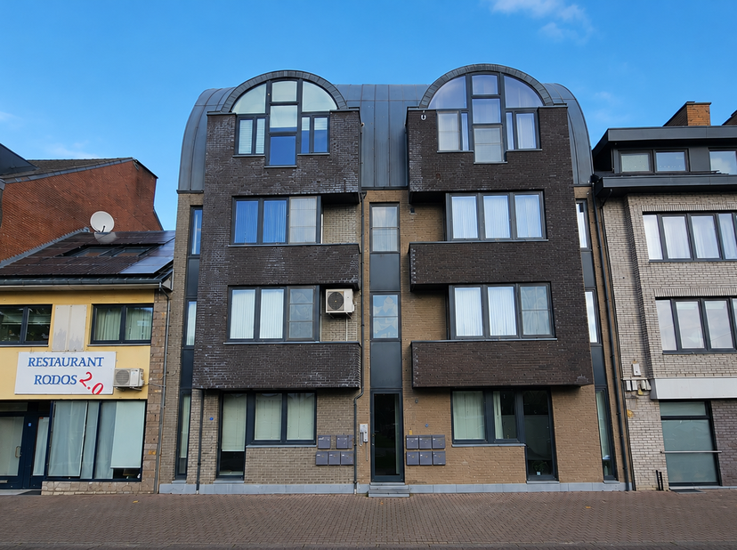 Gezellig lichtelijk appartement met praktische open keuken en ruime leefruimte. <br />
De woning beschikt over grote raampartijen, een comfortabele zi