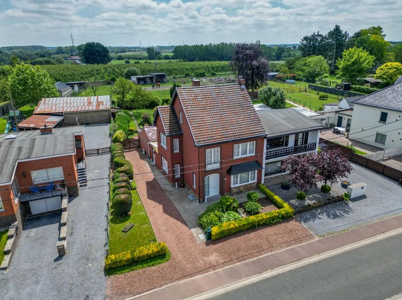 Deze charmante en goed onderhouden woning in Sint-Truiden biedt een woonoppervlakte van 184 m² en beschikt over drie ruime slaapkamers. De grote leefr