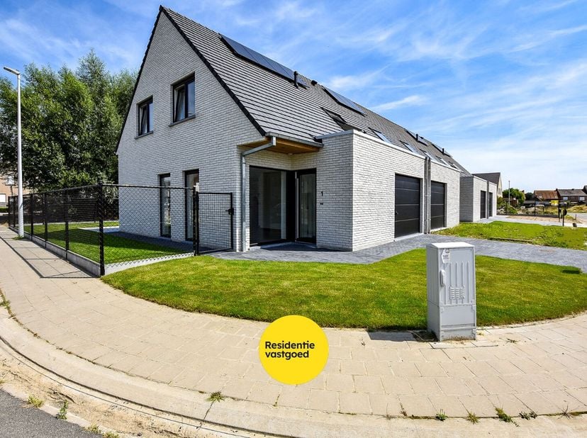 Ruime recente woonst (type halfopen) (2024) met inpandige garage op 258 m² gelegen te Houthulst. Deze ruime woning bestaat op het gelijkvloersverdiep