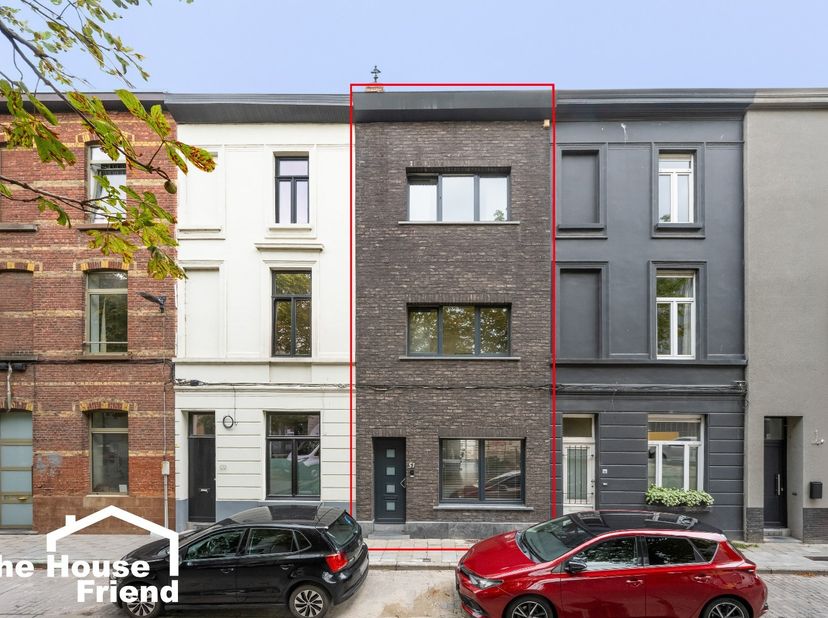 Op een bijzonder aangename locatie, aan de rand van het centrum van Gent en op korte afstand van de Tondeliersite en Dok Noord, vinden we deze zeer ne