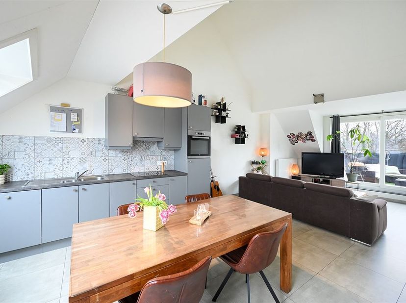 - Een uitgebreide omschrijving van dit appartement kan u terugvinden op www.koosi.be -<br />
<br />
Dit recente dakappartement is gelegen in de Albe