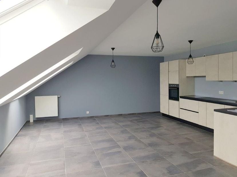 Mooi appartement (+-67m²) met zolder en private ondergrondse parking, gelegen nabij het centrum in een gebouw met lift.&amp;nbsp;<br />
<br />
Samenstelli